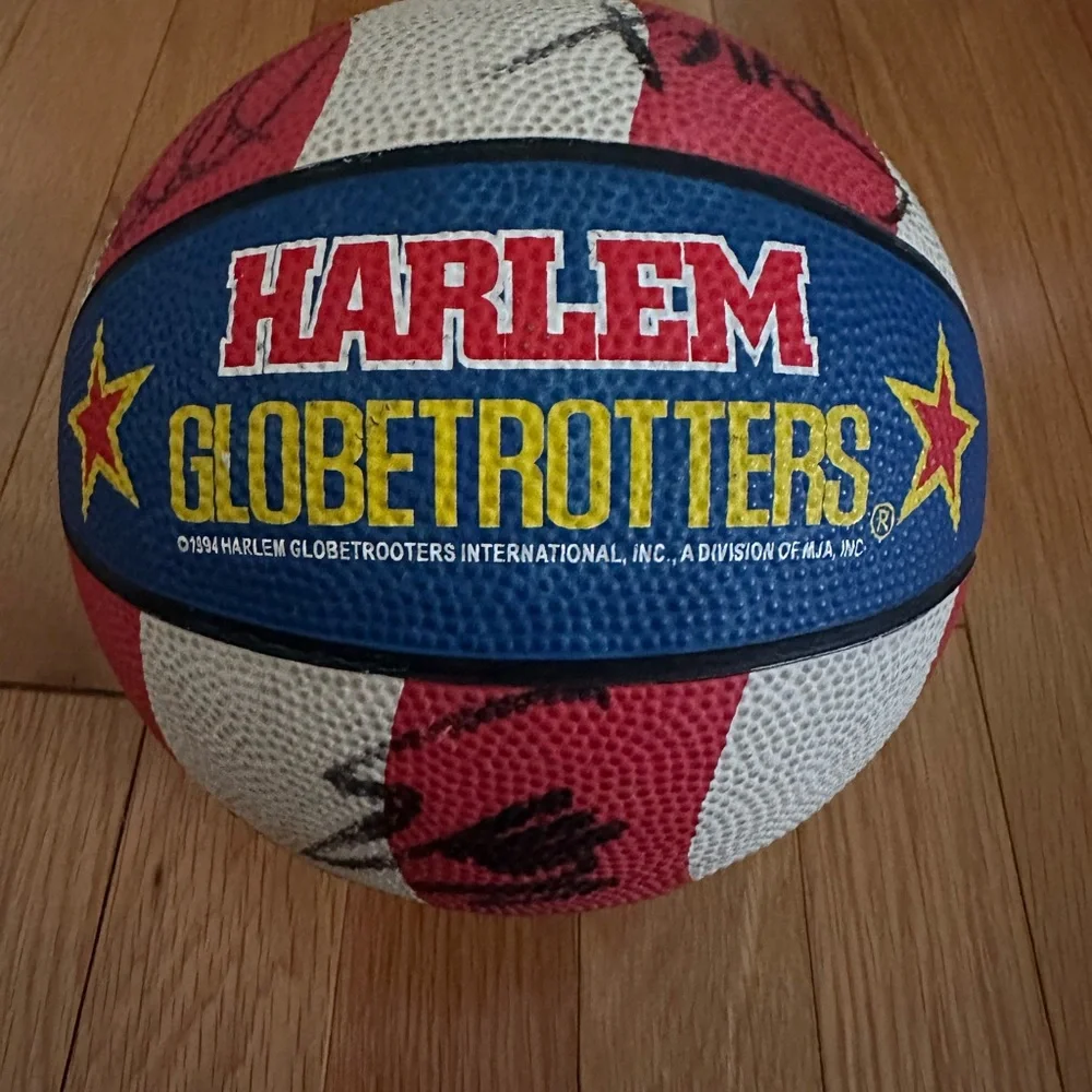 Vintage Harlem Globetrotters souvenir basketball & eight autographs from players - Picture 1 of 10